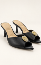 Sandalias de tacón negras con detalle dorado