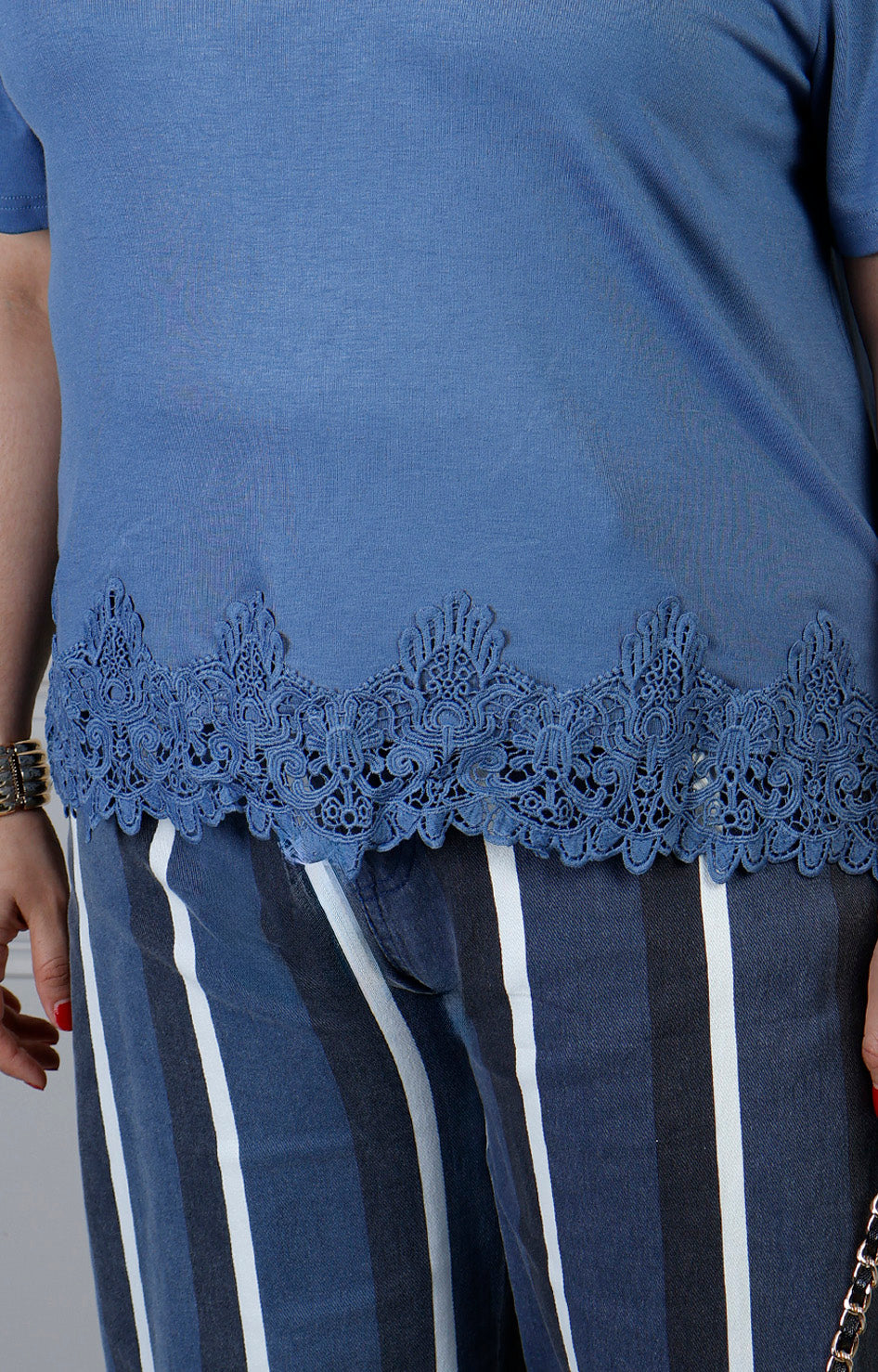 Blusa curvy de Boutiquemirel con detalle de encaje, en color suave, mostrando el diseño elegante y la textura del encaje.
