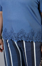 Blusa curvy de Boutiquemirel con detalle de encaje, en color suave, mostrando el diseño elegante y la textura del encaje.