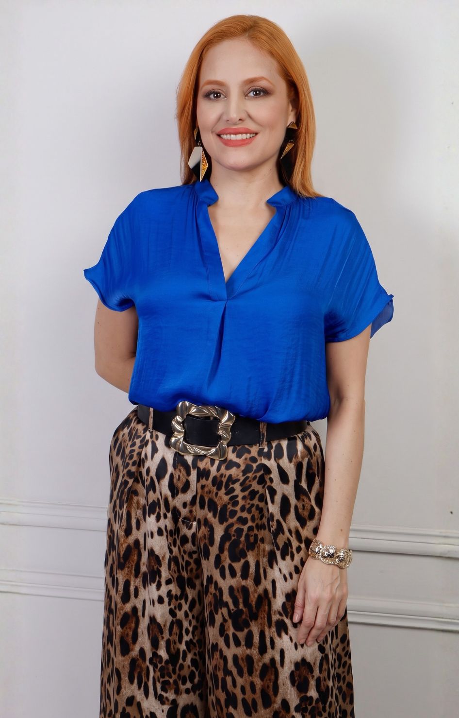 Blusa de manga corta con escote en V de la marca Boutiquemirel, estilo regular, en color neutro y tela ligera.