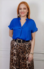 Blusa de manga corta con escote en V de la marca Boutiquemirel, estilo regular, en color neutro y tela ligera.