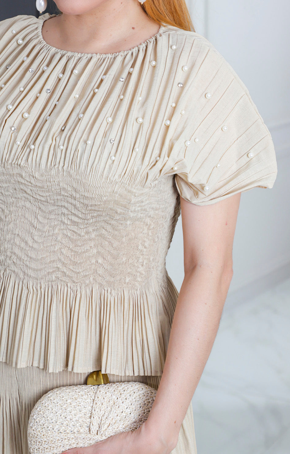 Conjunto beige plisado con perlas