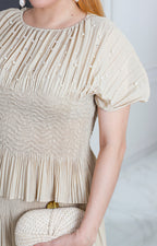 Conjunto beige plisado con perlas