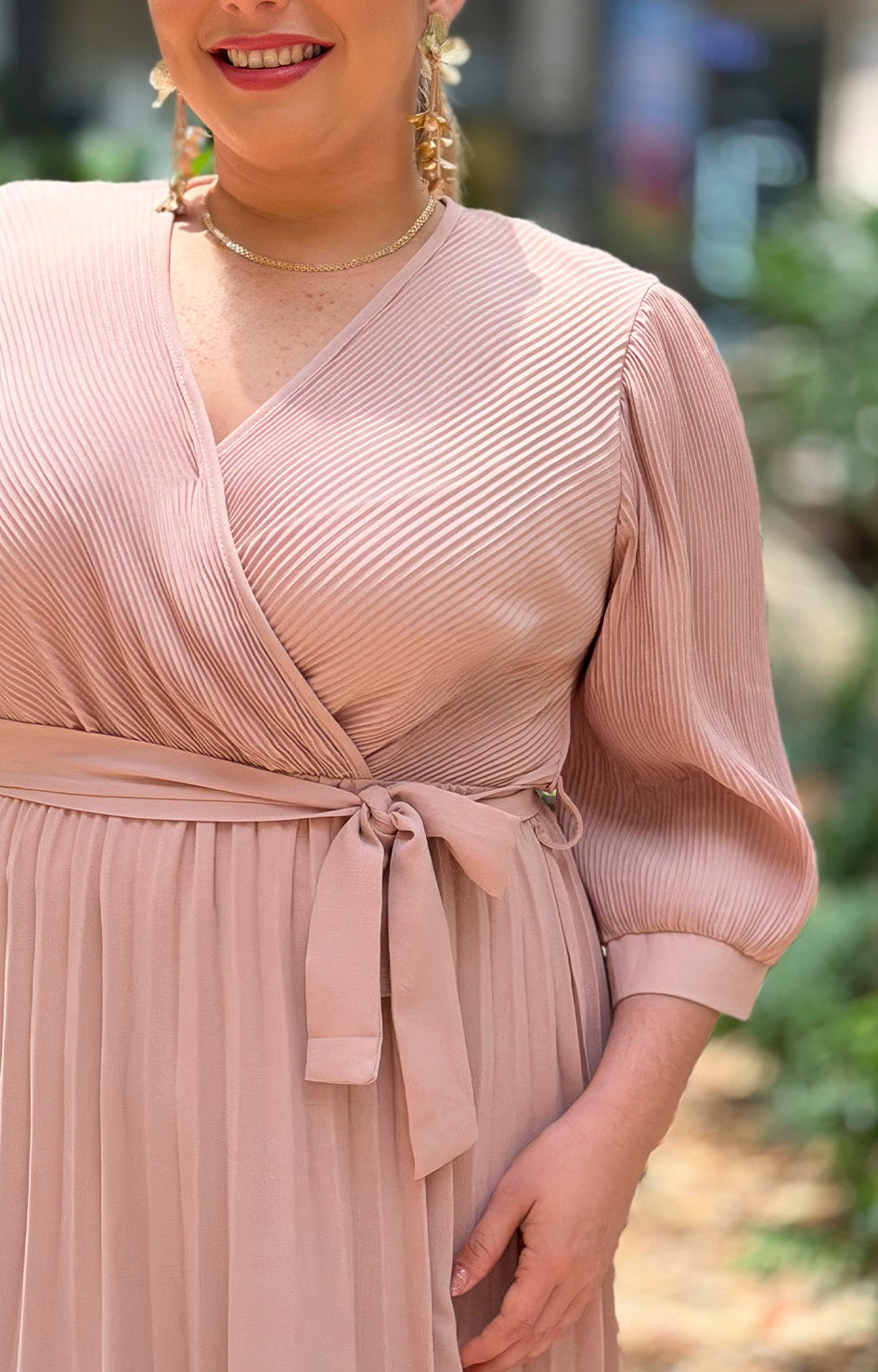 Vestido plisado con escote cruzado