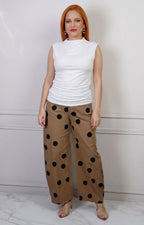 Blusa sin manga de cuello drapeado de la marca Boutiquemirel, estilo regular, en tela ligera y elegante.