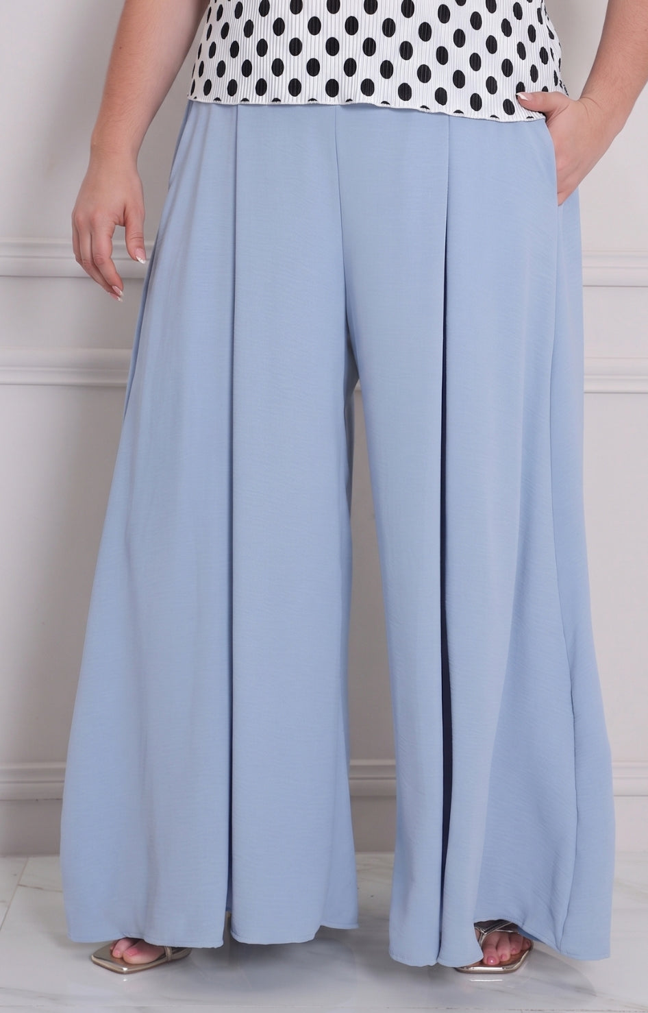 Pantalón curvy de corte amplio de la marca Boutiquemirel, con tela suave y diseño moderno, en color neutro.