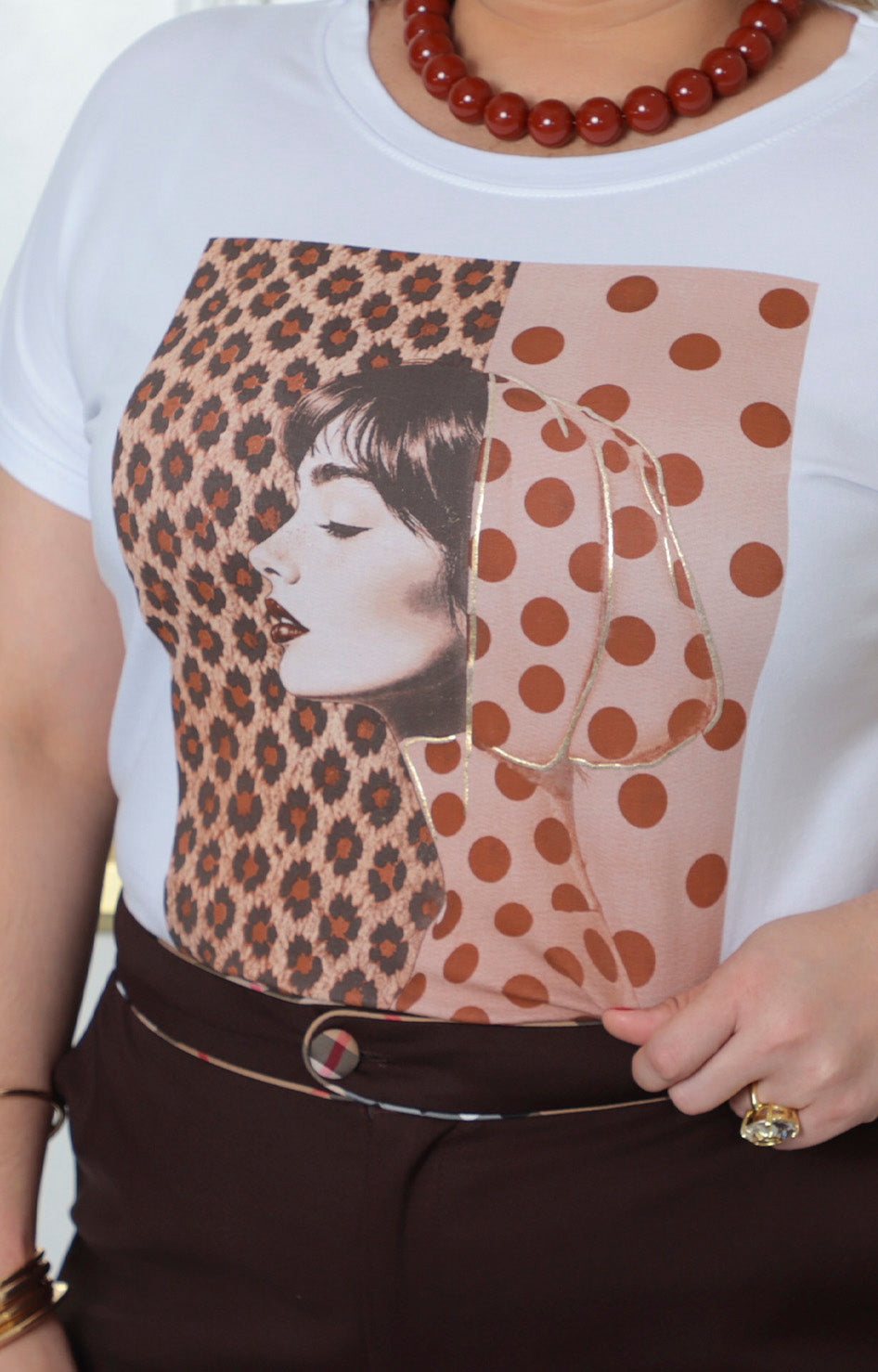 Blusa blanca curvy Boutiquemirel con estampado gráfico femenino delantero