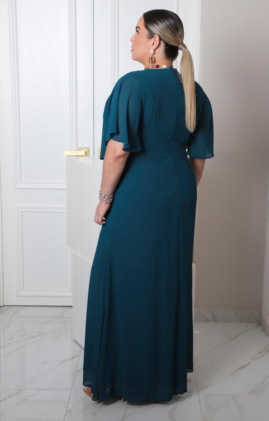 Vestido largo con escote cruzado y mangas mariposa