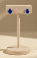 Aretes de piedra azul Boutiquemirel, diseño elegante y detalle brillante visibles en la imagen