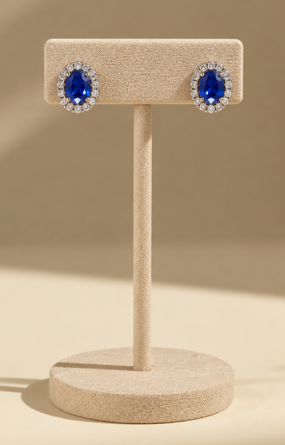 Aretes de piedra azul Boutiquemirel, diseño elegante y detalle brillante visibles en la imagen