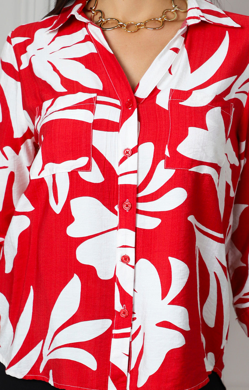 Blusa camisera roja con estampado tropical