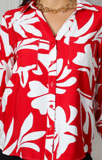 Blusa camisera roja con estampado tropical
