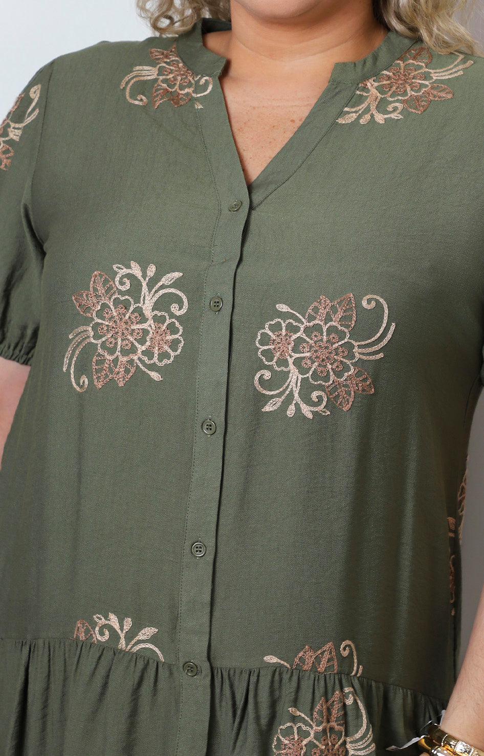 Vestido corto bordado con mangas globo