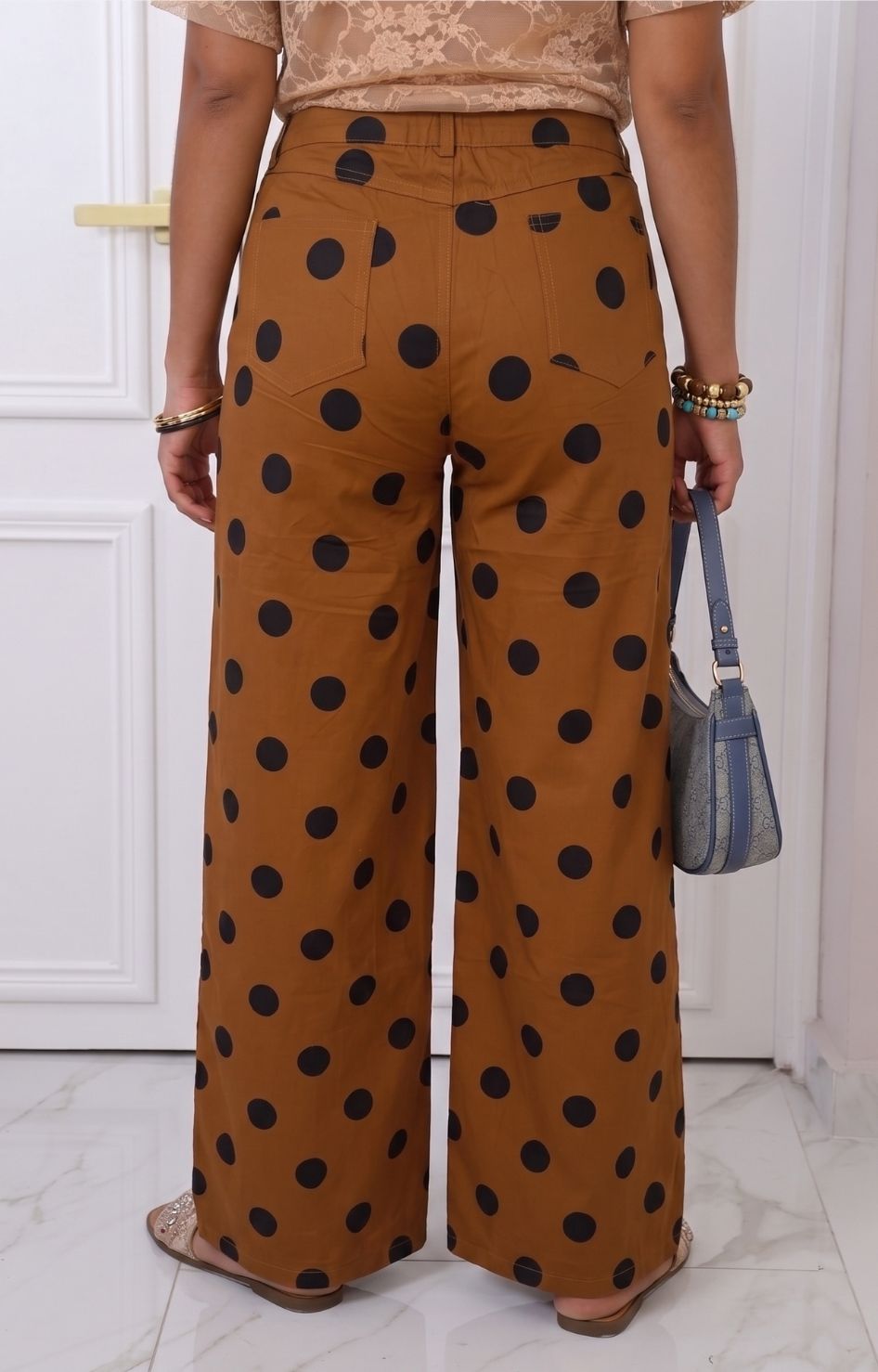 Pantalón kaki con estampado polka dots
