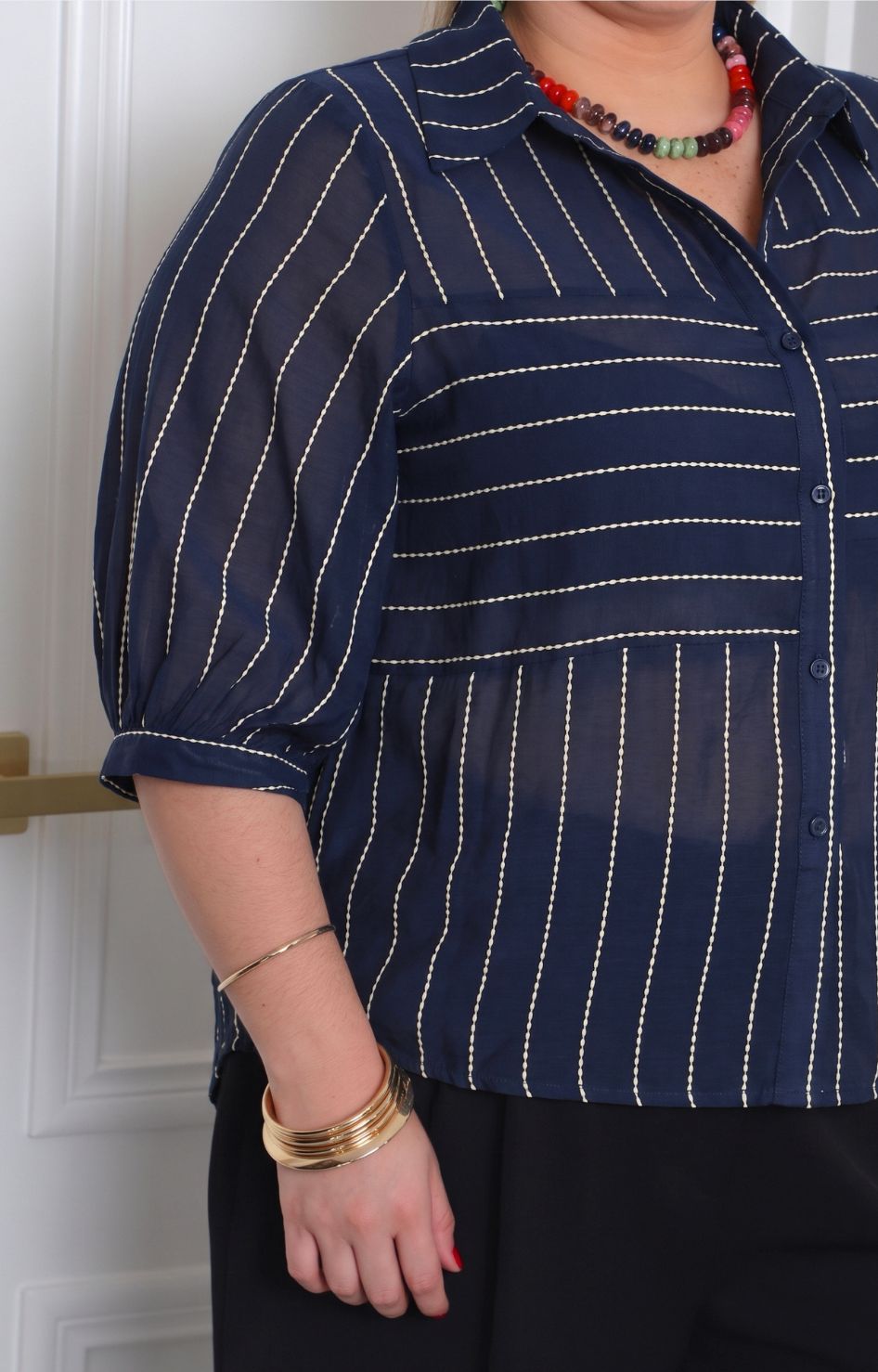 Blusa camisera a rayas Boutiquemirel, diseño curvy con cuello clásico y cierre frontal de botones