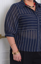 Blusa camisera a rayas Boutiquemirel, diseño curvy con cuello clásico y cierre frontal de botones