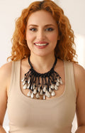Collar de cordones negros