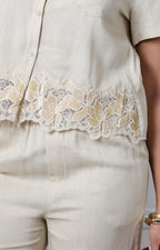 Conjunto beige con encaje floral