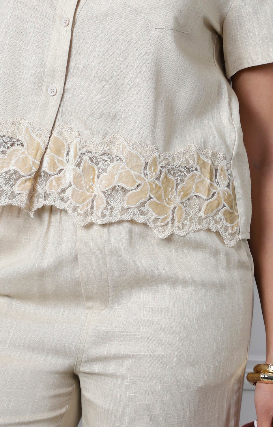 Conjunto beige con encaje floral