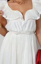 Vestido beige con olán y cinturón
