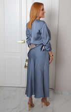 Vestido azul con escote cruzado