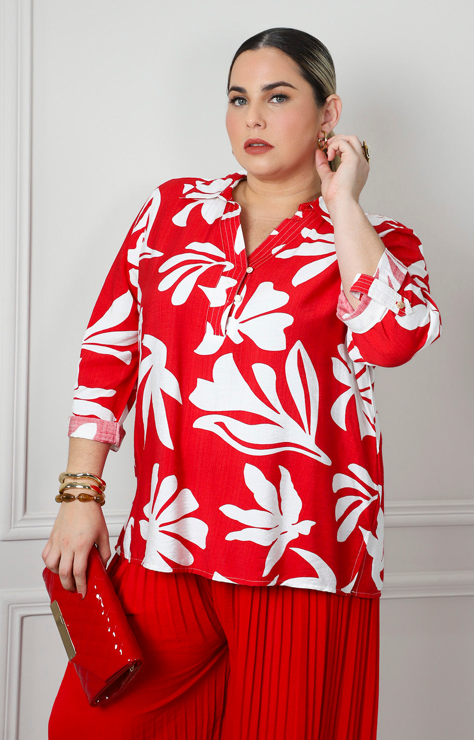 Blusa con estampado floral blanco y botones dorados
