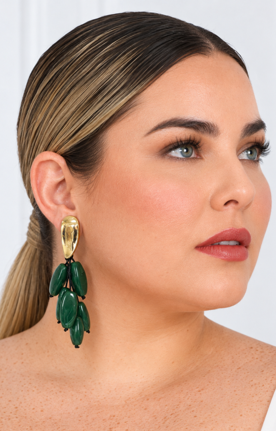 Aretes colgantes de hojas verdes