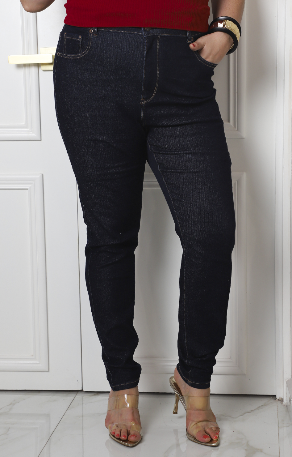 Pantalón de mezclilla obscuro