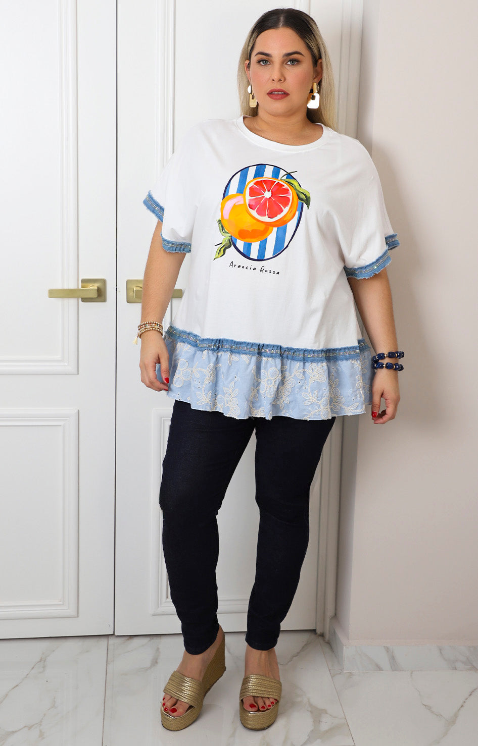 Blusa blanca con estampado de cítricos y olán