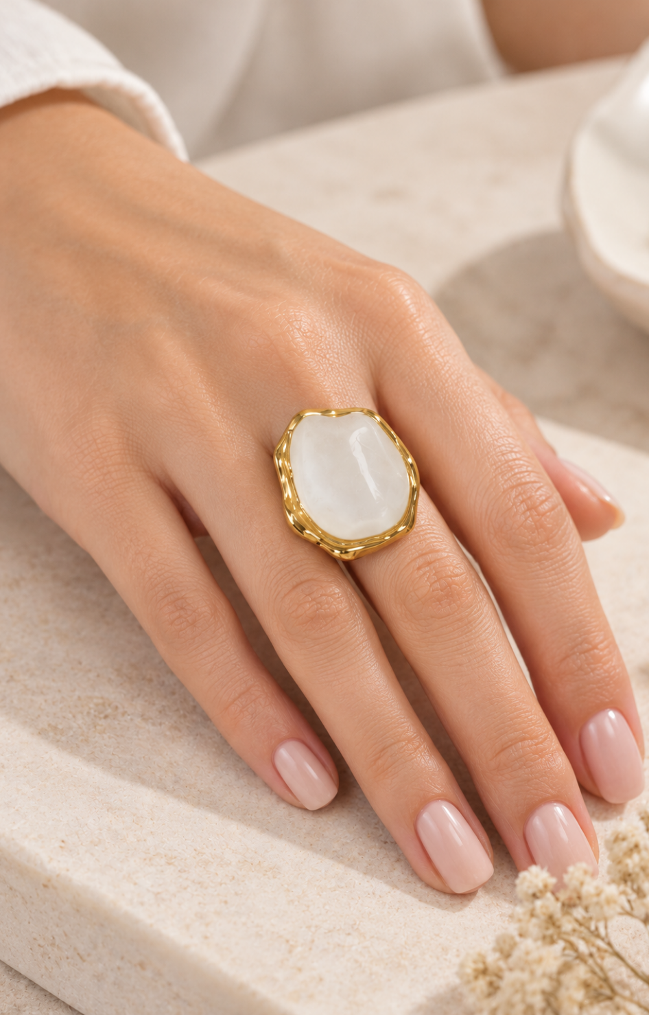 Anillo dorado con piedra blanca