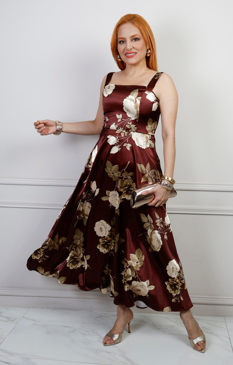 Vestido largo regular de Boutiquemirel en color vino con estampado floral y tirantes, diseñado para un estilo elegante y cómodo.