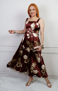 Vestido largo regular de Boutiquemirel en color vino con estampado floral y tirantes, diseñado para un estilo elegante y cómodo.