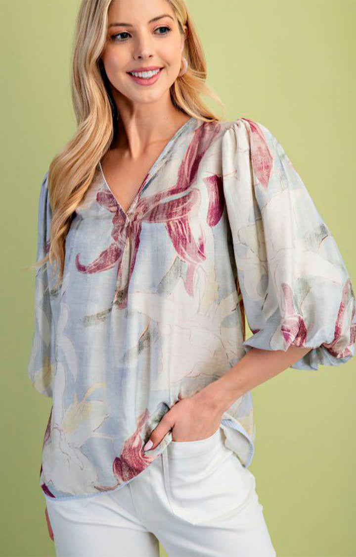 Blusa azul estampada en rosa