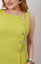 Blusa con broches dorados