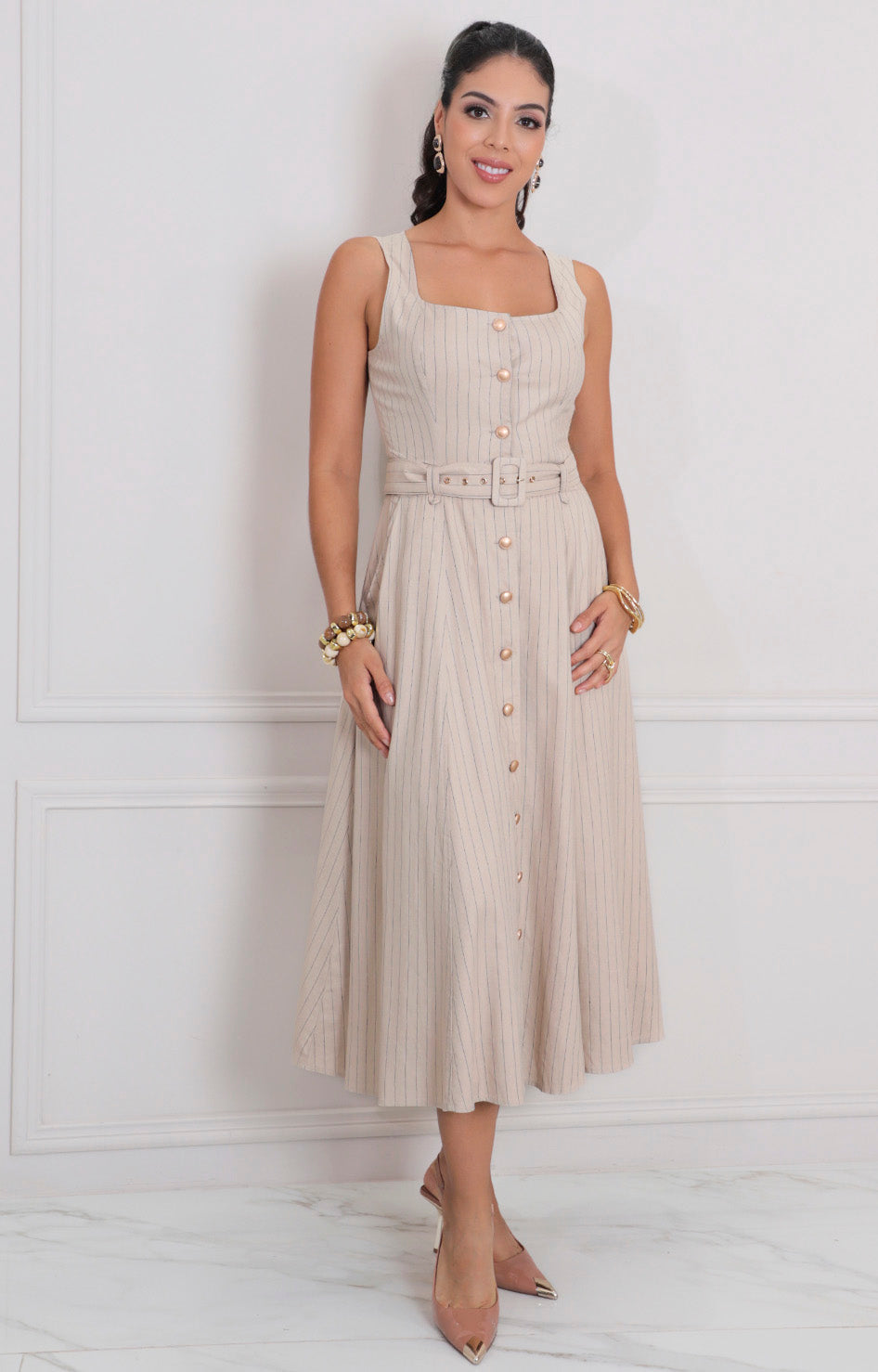 Vestido beige con cinturón
