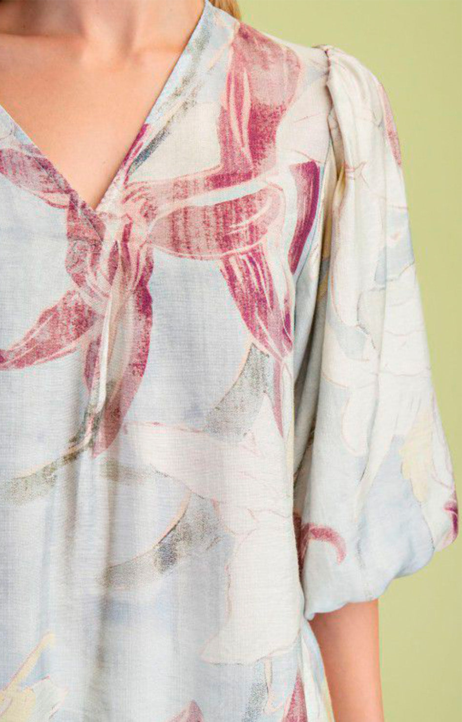 Blusa azul estampada en rosa