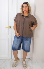 Blusa café con detalle bordado
