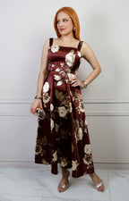 Vestido largo regular de Boutiquemirel en color vino con estampado floral y tirantes, mostrado en un fondo neutro.