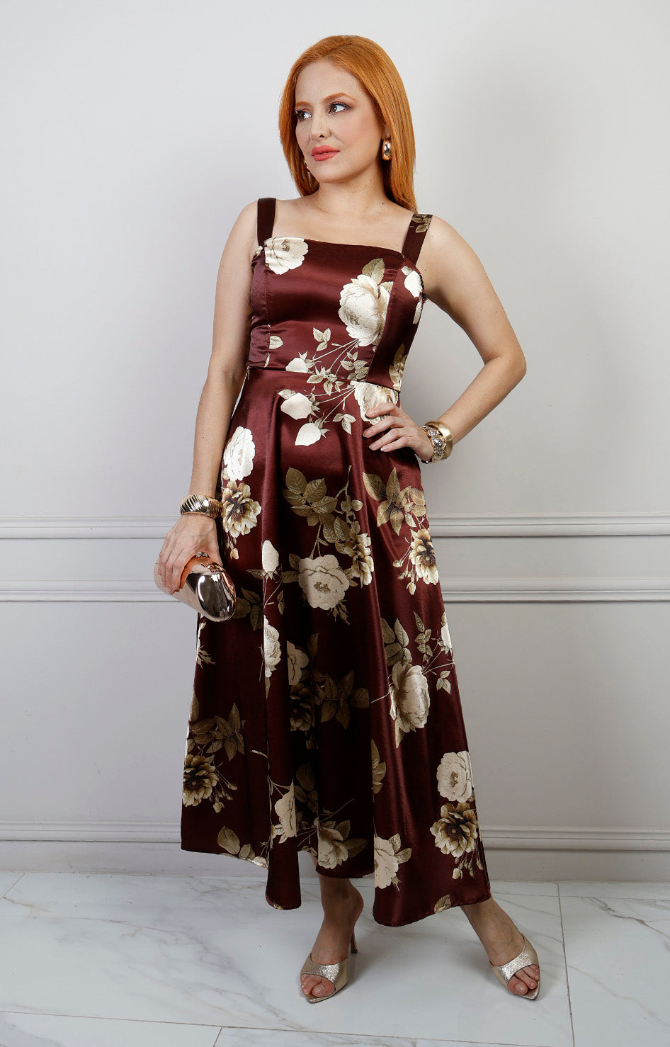Vestido largo regular de Boutiquemirel en color vino con estampado floral y tirantes, mostrado en un fondo neutro.