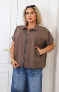 Blusa café con detalle bordado
