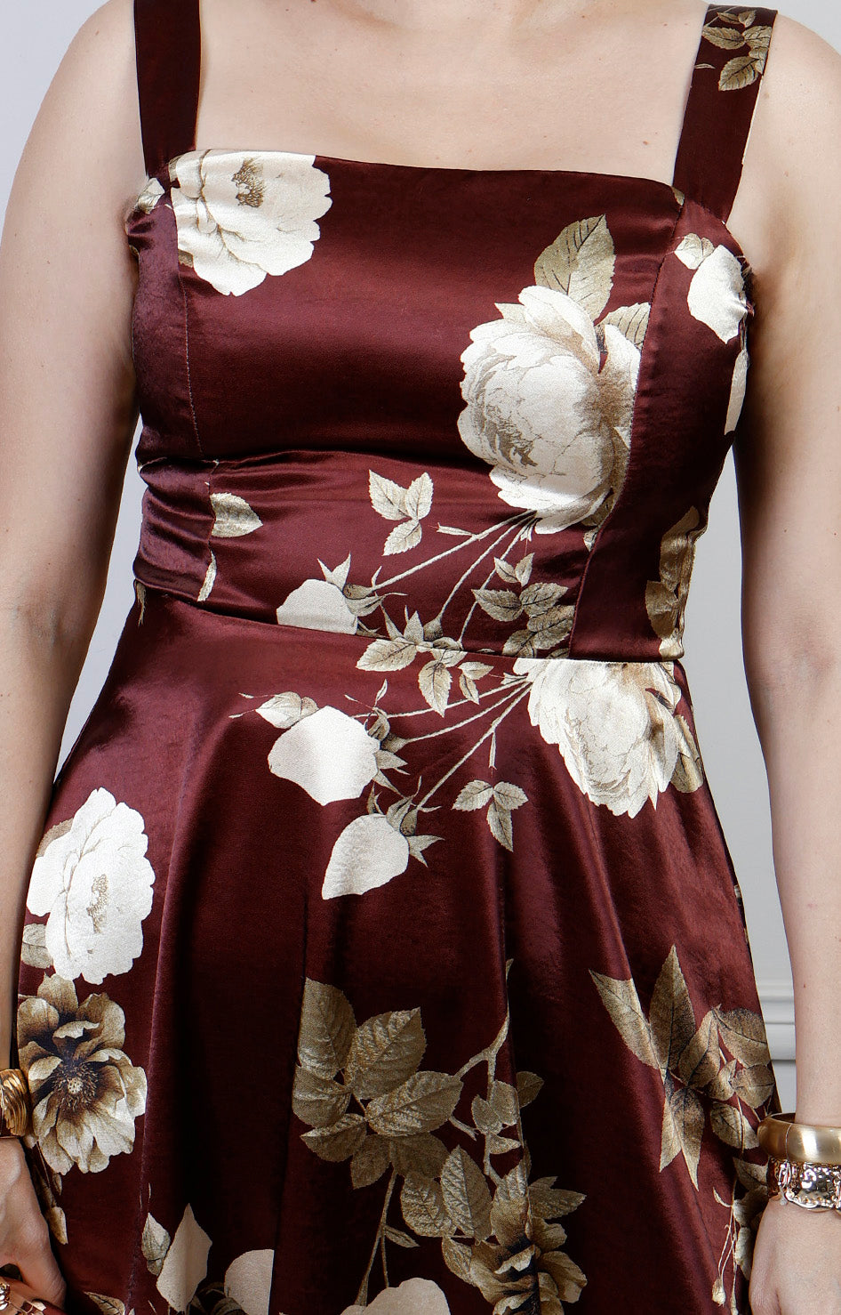 Vestido largo regular de Boutiquemirel en color vino con estampado floral y tirantes, diseñado para un estilo elegante y cómodo.