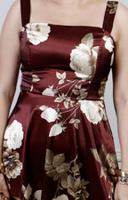 Vestido largo regular de Boutiquemirel en color vino con estampado floral y tirantes, diseñado para un estilo elegante y cómodo.
