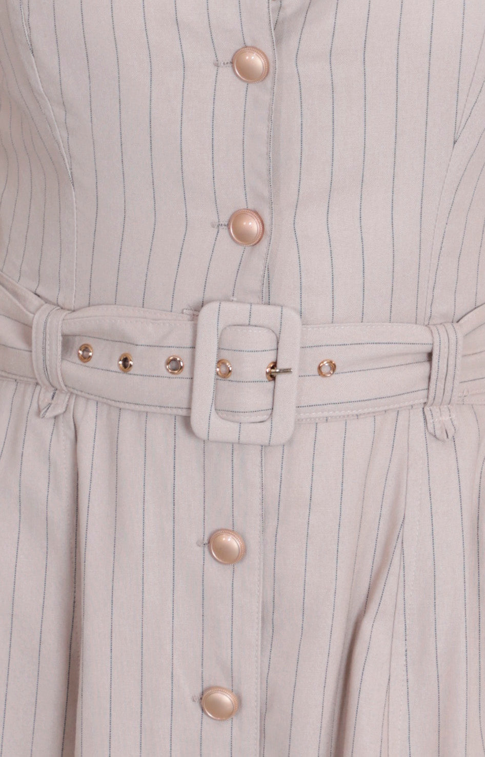 Vestido beige con cinturón