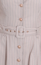 Vestido beige con cinturón