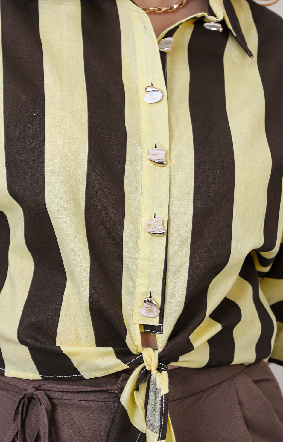 Blusa camisera de rayas con botones dorados