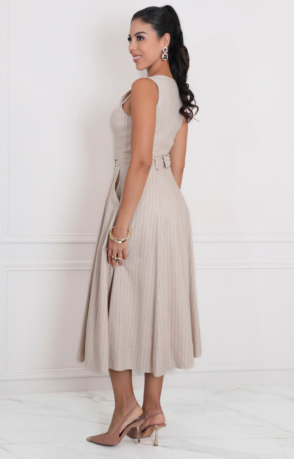 Vestido beige con cinturón