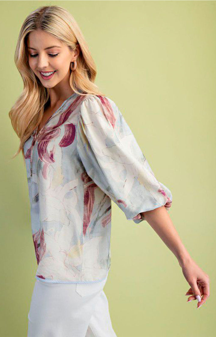 Blusa azul estampada en rosa