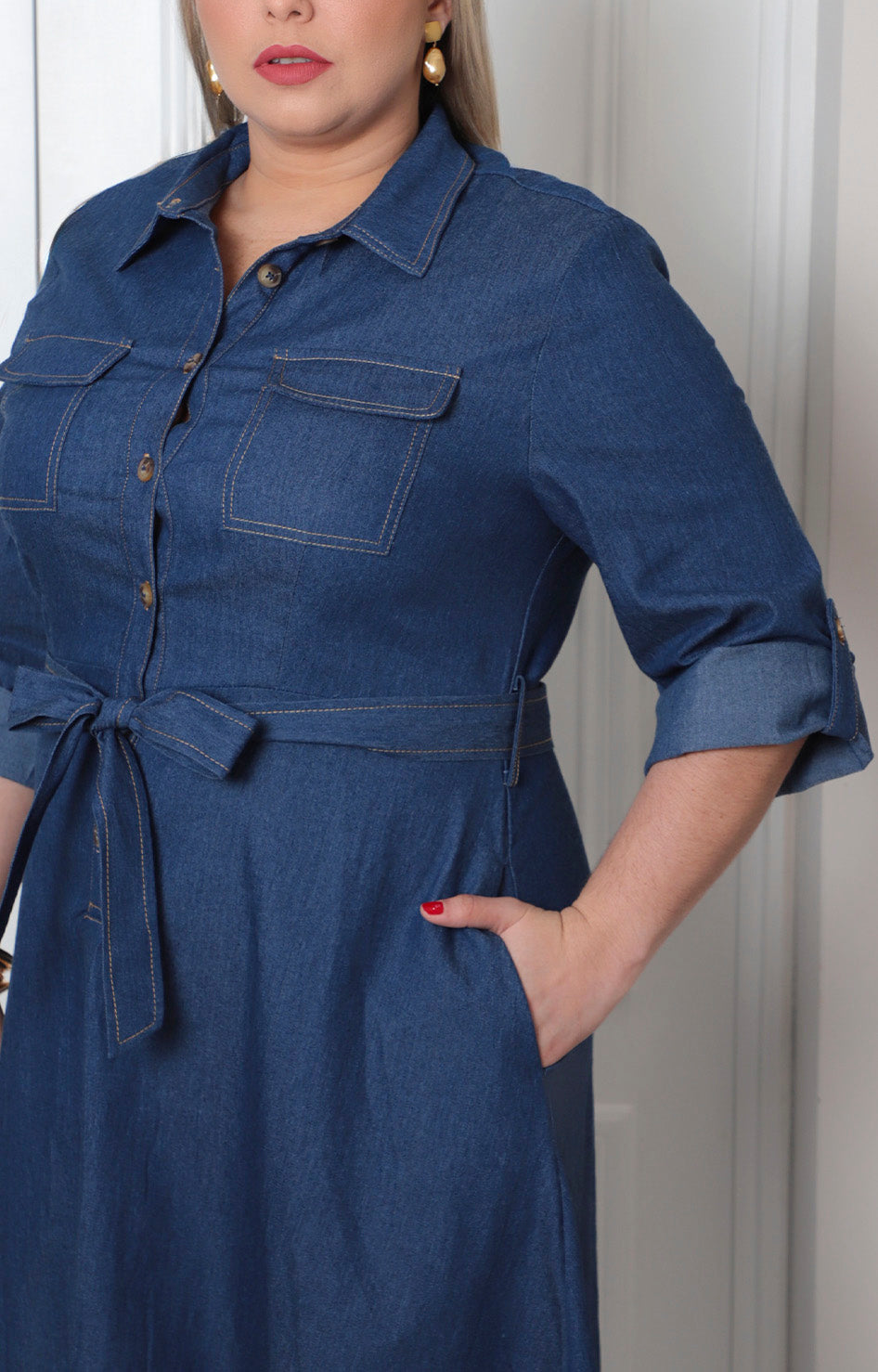 Vestido corto curvy camisero azul mezclilla Boutiquemirel con cinturón y botones frontales
