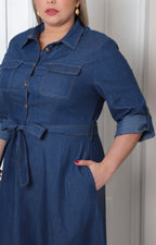 Vestido corto curvy camisero azul mezclilla Boutiquemirel con cinturón y botones frontales