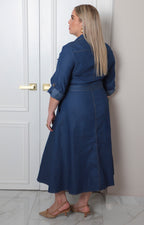 Vestido corto curvy camisero azul mezclilla con cinturón, marca Boutiquemirel